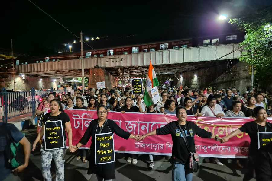 টলিপাড়ার মিছিল পৌঁছেছে টালিগঞ্জ রেলসেতুর নীচে।
