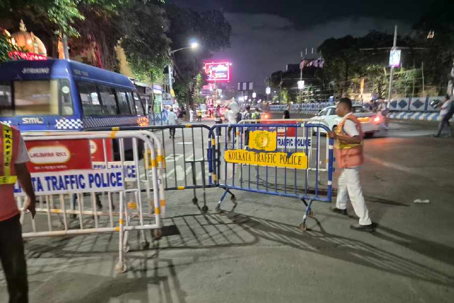 ব্যারিকেড সরাল পুলিশ।