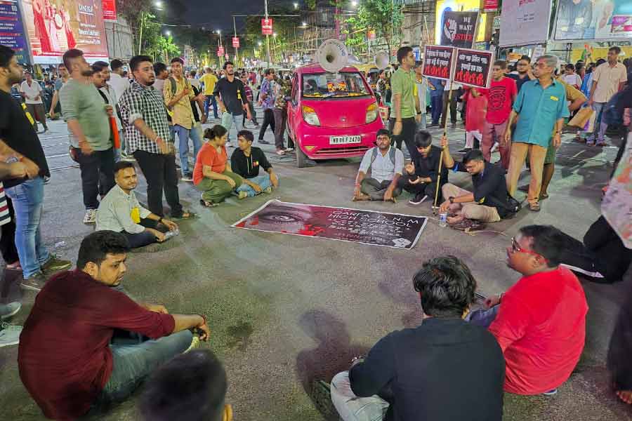 অবস্থানে প্রতিবাদীরা।