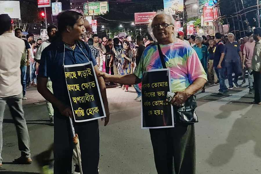 মিছিলে প্রবীণ কলাকুশলীরা।