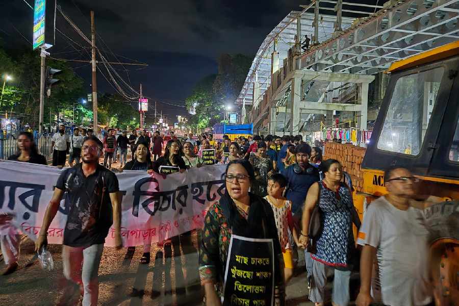 মিছিল এগোচ্ছে হাজরার দিকে। 