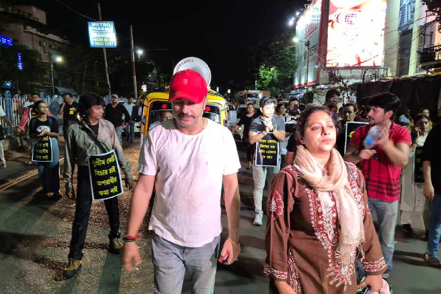 মিছিলে হাঁটছেন জয়জিৎ এবং অঞ্জনা।