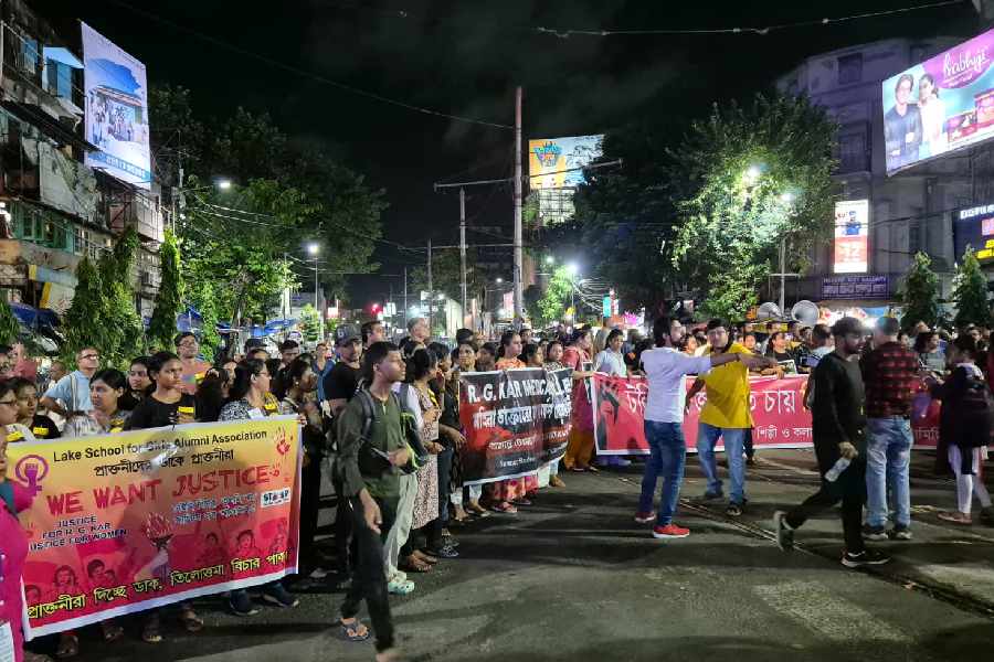 অবরুদ্ধ হাজরা মোড়।