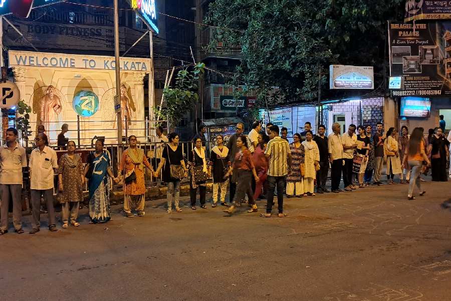 সিঁথির মোড়ে মানববন্ধন।