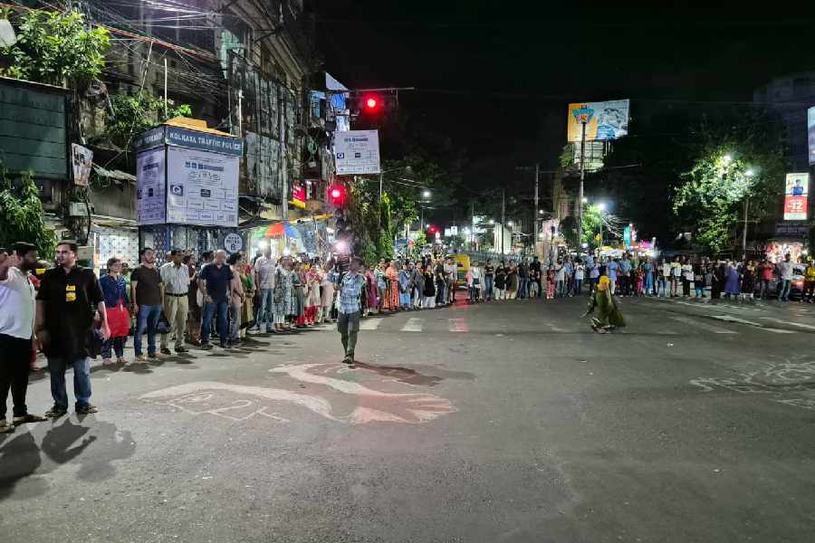 হাজরা মোড়ে মানববন্ধন।