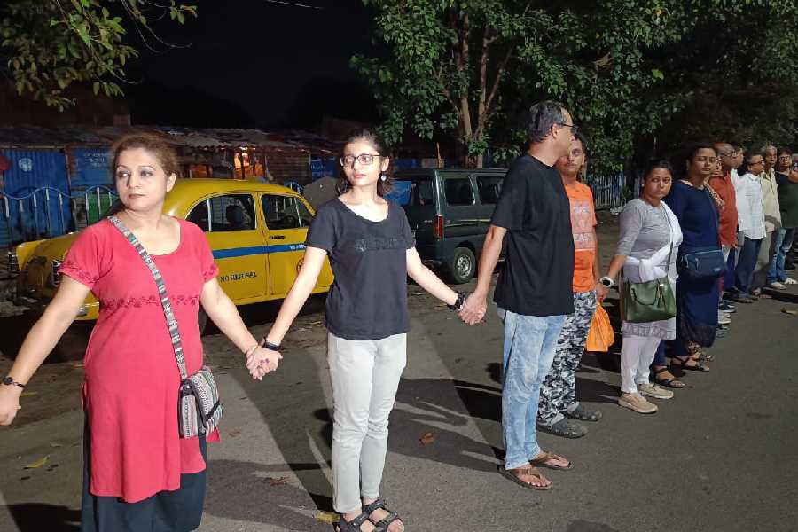 মানববন্ধনে তরুণ প্রজন্ম।