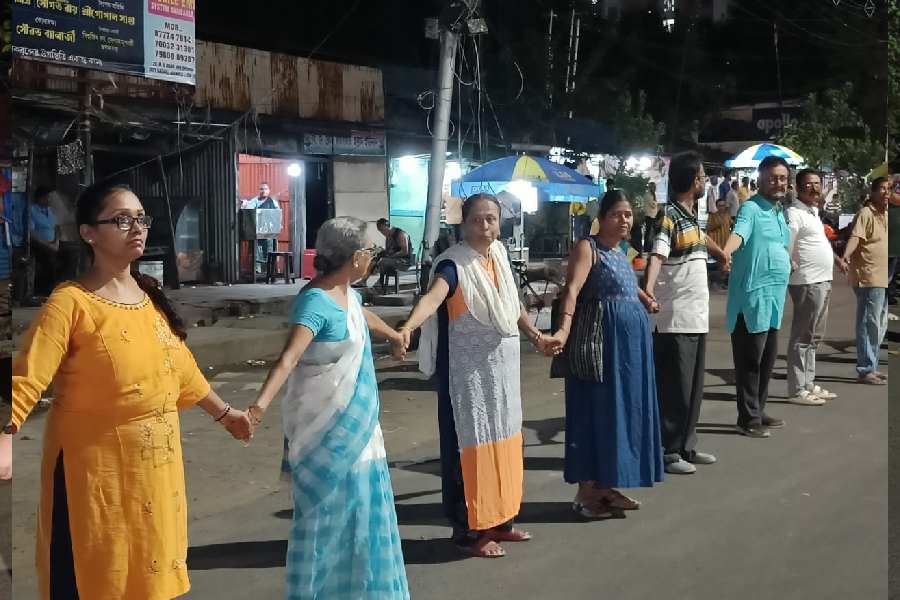 সিঁথি এলাকায় মানববন্ধনে শামিল এক বৃদ্ধা।