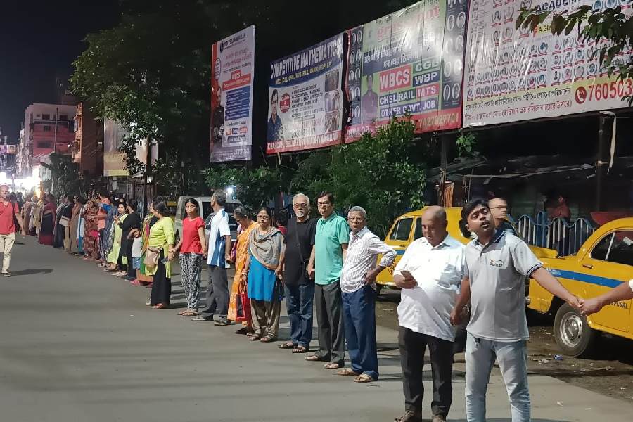 বিটি রোডের ধারে মানববন্ধন।