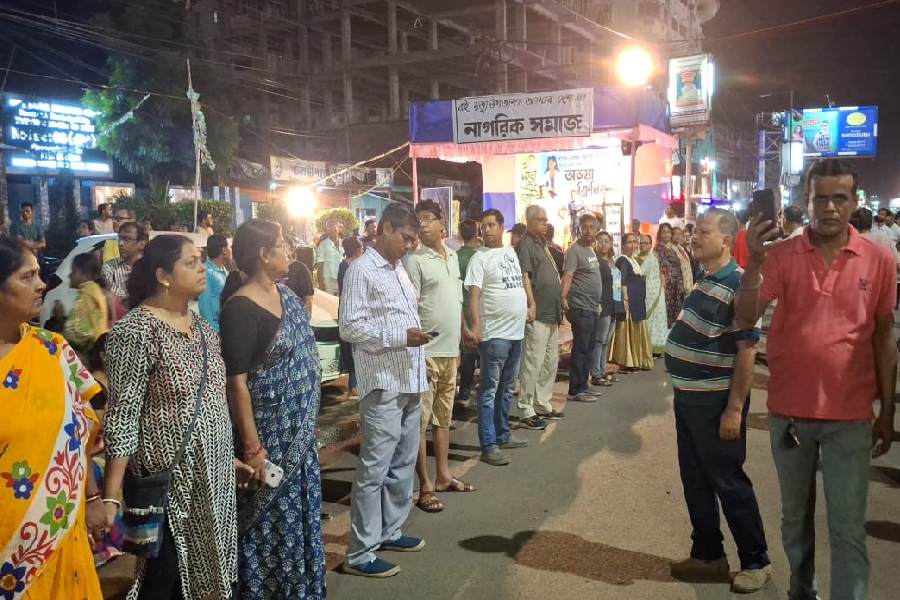 সোদপুর ট্র্যাফিক মোড়ে মানববন্ধন। 