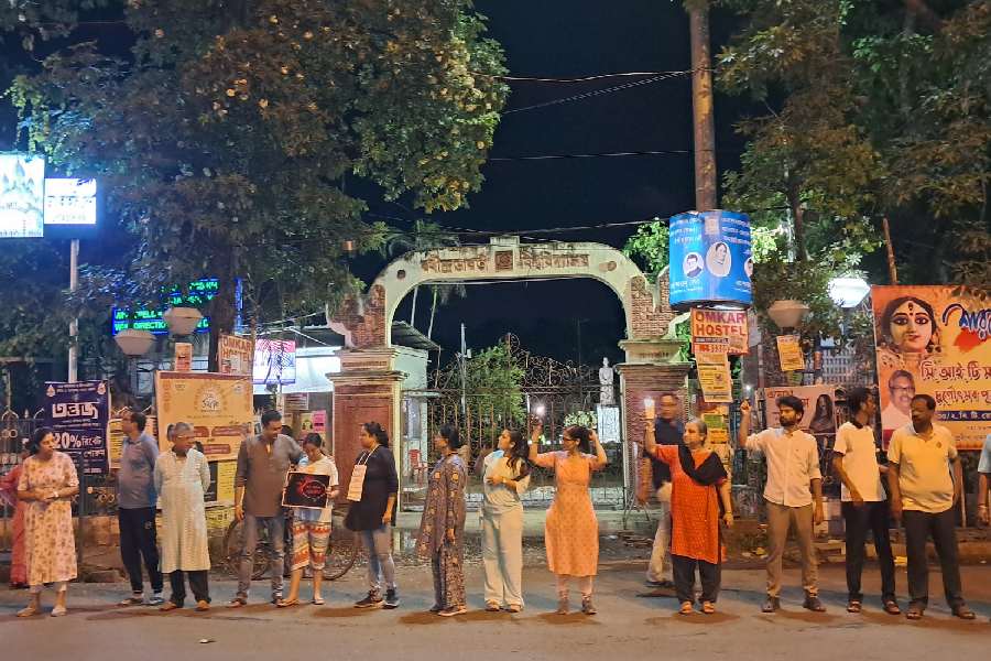 রবীন্দ্রভারতী বিশ্ববিদ্যালয়ের সামনে মানববন্ধন। 