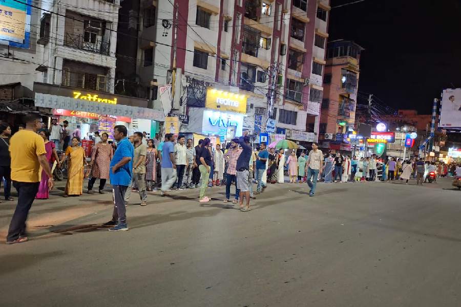 রথতলায় মানববন্ধন। 