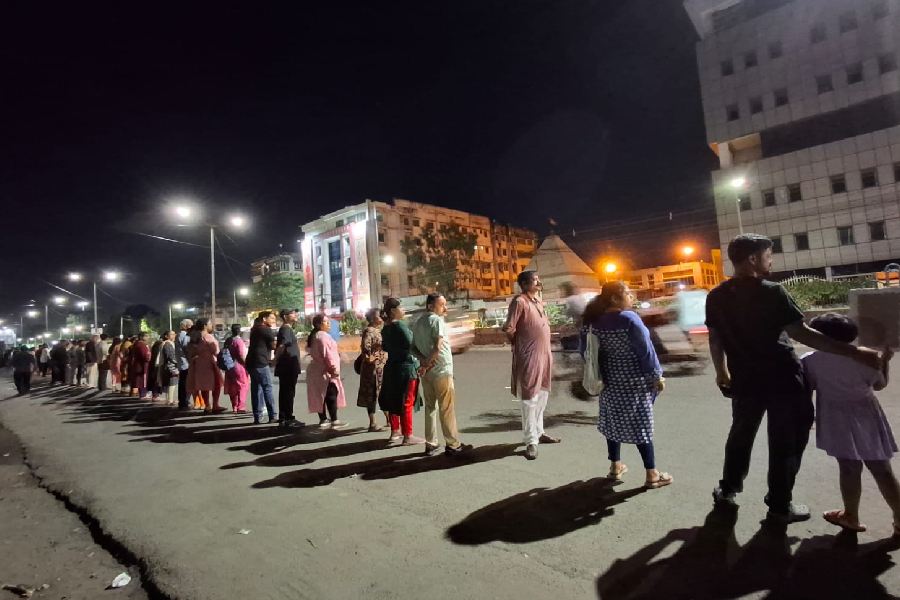 রথতলায়  মানববন্ধন।