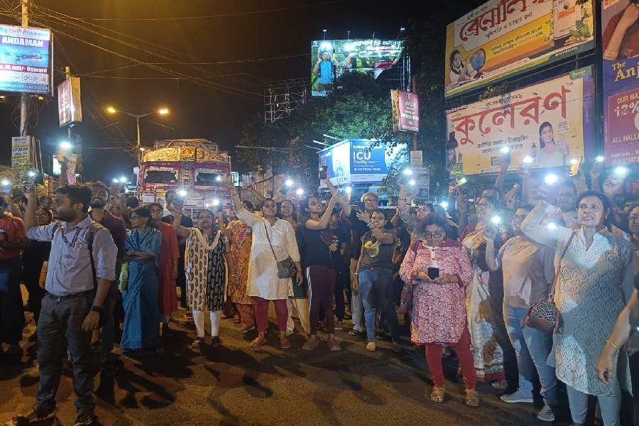 সিঁথির মোড়ে বিটি রোড অবরোধ।