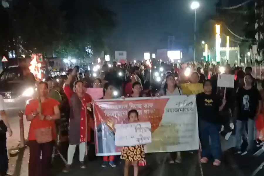 আসানসোলের রাস্তায় মশাল মিছিল।