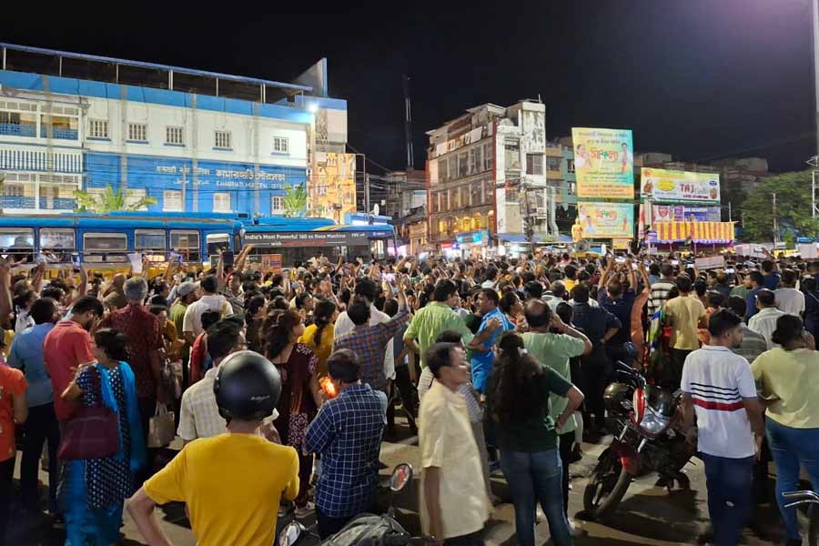 রথতলা মোড়ে অবরোধ।