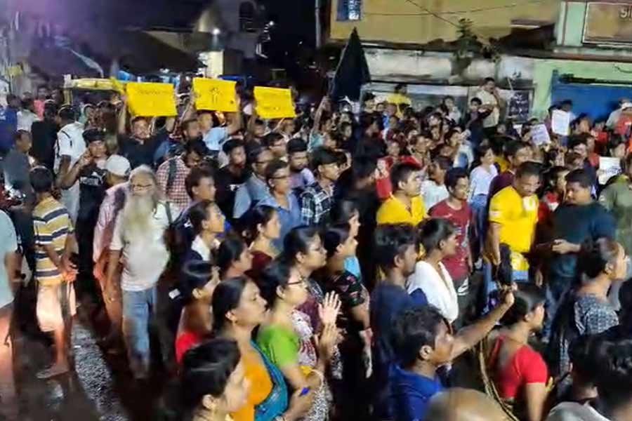 হাওড়ায় পথে নেমেছেন সাধারণ মানুষ। 