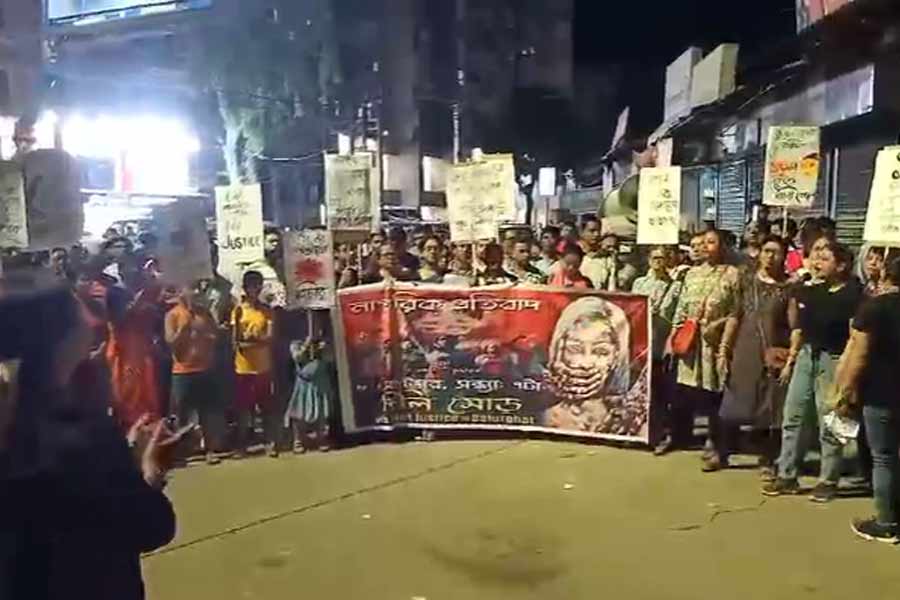 বালুরঘাটে চলছে প্রতিবাদ। 