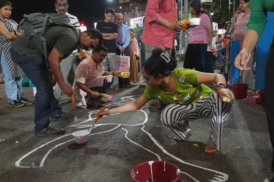 রঙ তুলি হাতে রাস্তায় ছবি আঁকছেন প্রতিবাদীরা।