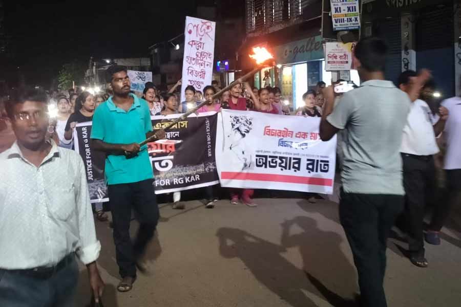 মেদিনীপুরের রাস্তায় সাধারণ মানুষ।