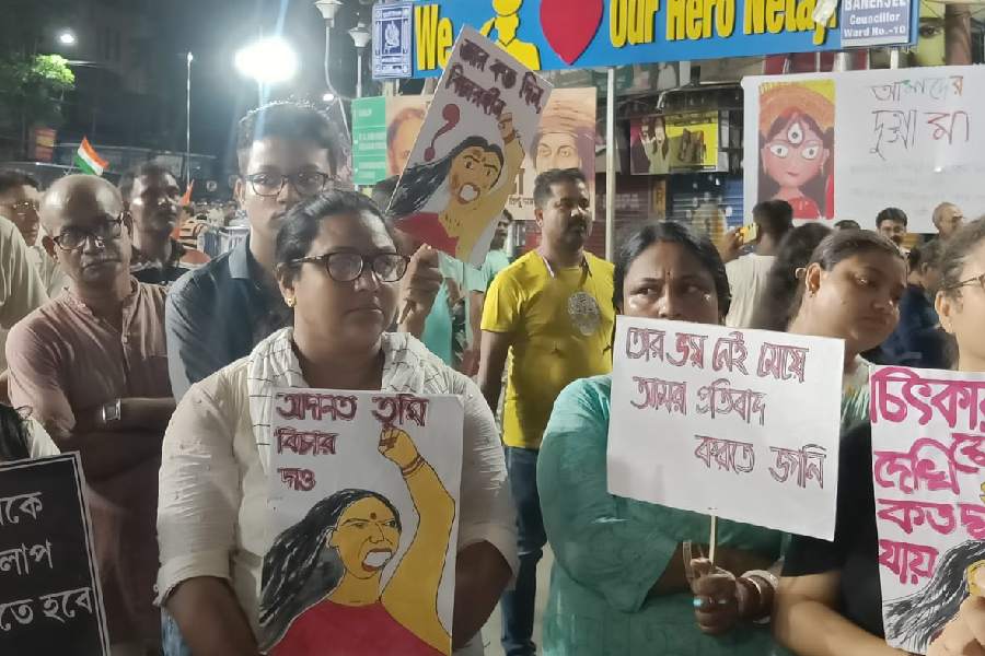 শ্যামবাজারে প্ল্যাকার্ড হাতে প্রতিবাদ।