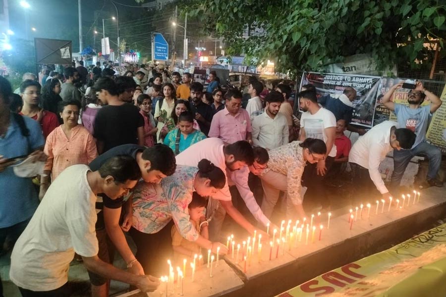 দিল্লির চিত্তরঞ্জন পার্কে মোমবাতি জ্বালিয়ে প্রতিবাদ।