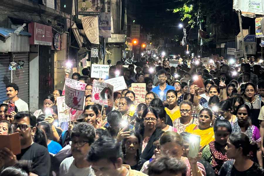 রবিবার রাতে উত্তরপাড়ায় জমায়েত।