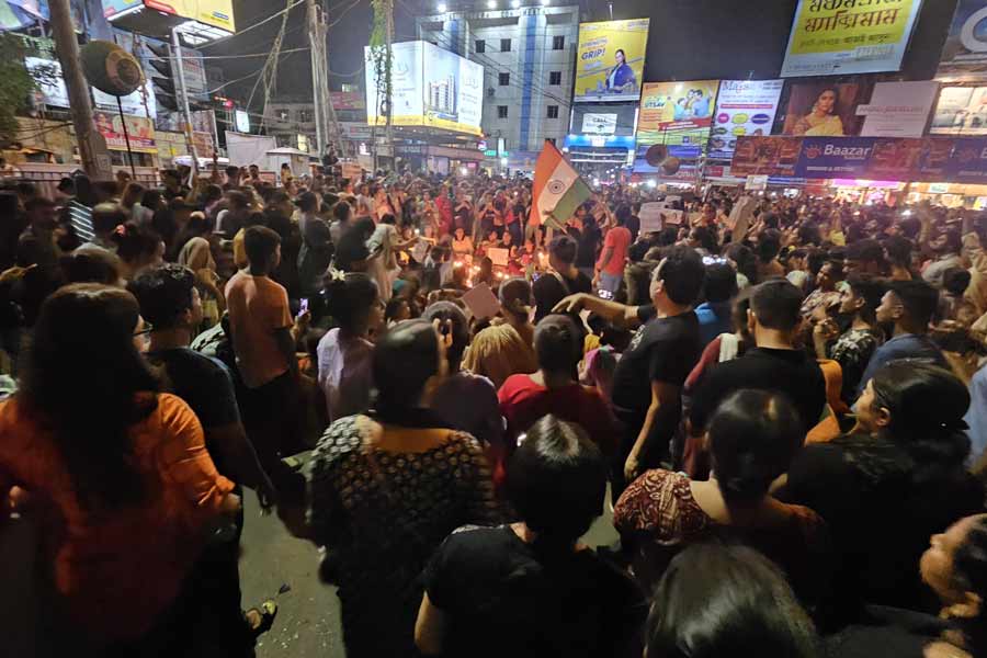 কলকাতা বিমানবন্দর এলাকায় জমায়েত। 