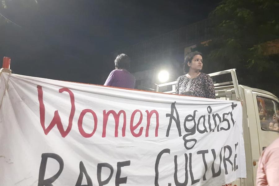 যাদবপুর ৮বি-তে প্ল্যাকার্ড হাতে প্রতিবাদ।