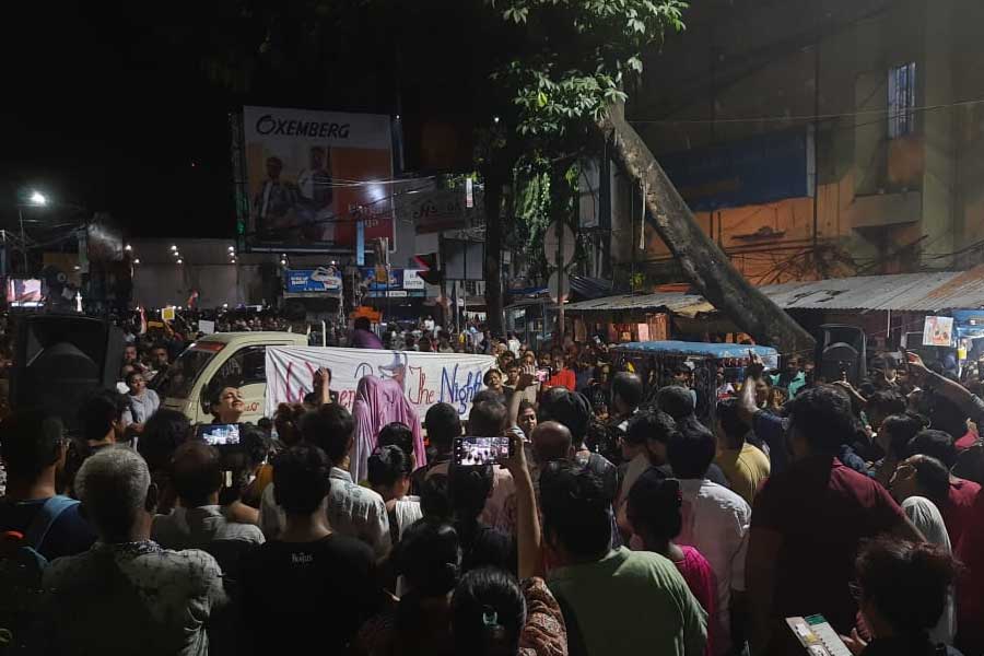 যাদবপুরে পথনাটিকায় ‘রাতদখলের’ আহ্বায়ক রিমঝিম সিংহ।