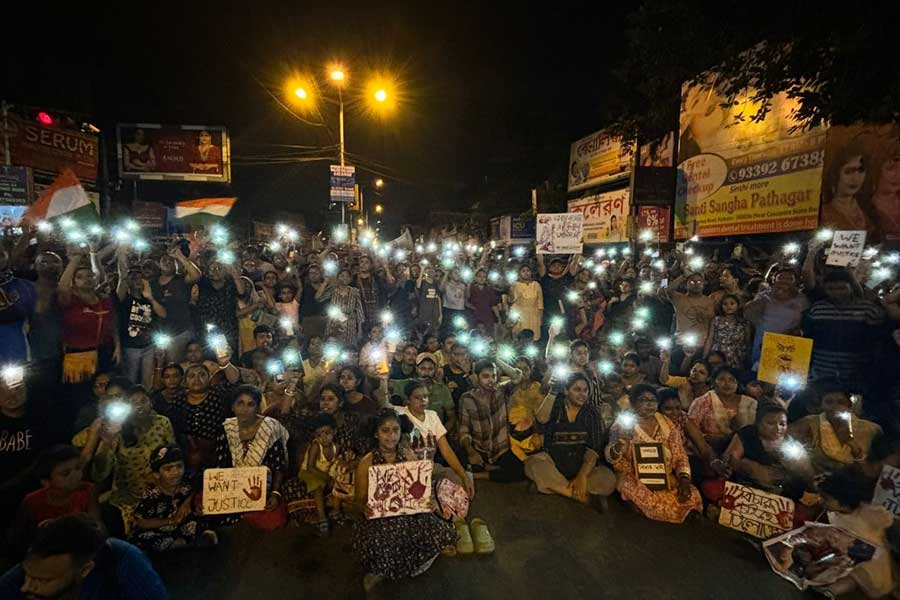 সিঁথির মোড় এলাকায় মোবাইলের আলো জ্বেলে প্রতিবাদ।