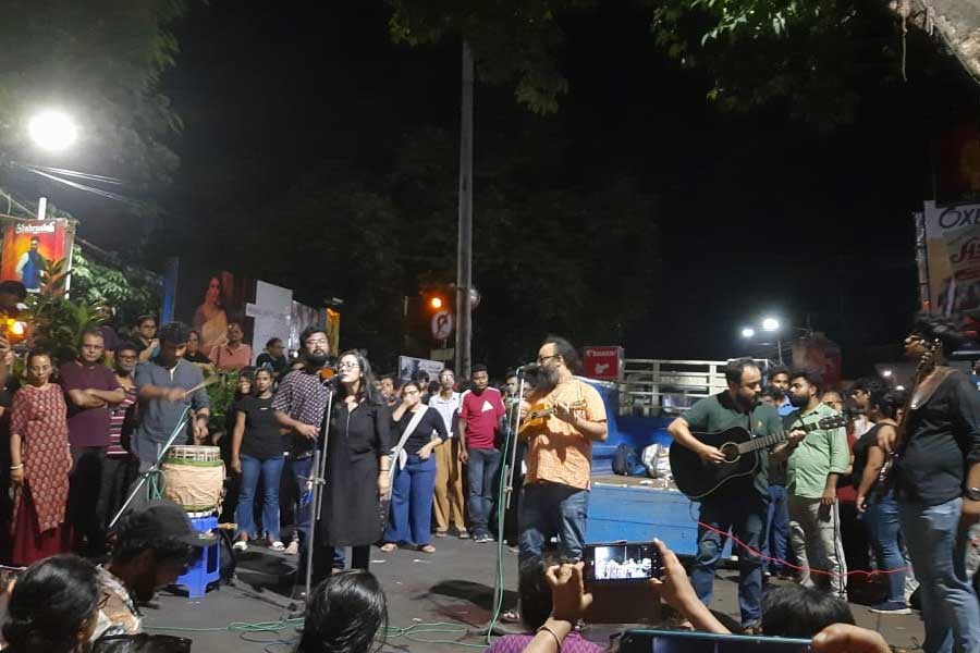 ৮বি বাসস্ট্যান্ডের কাছে সাংস্কৃতিক অনুষ্ঠান।