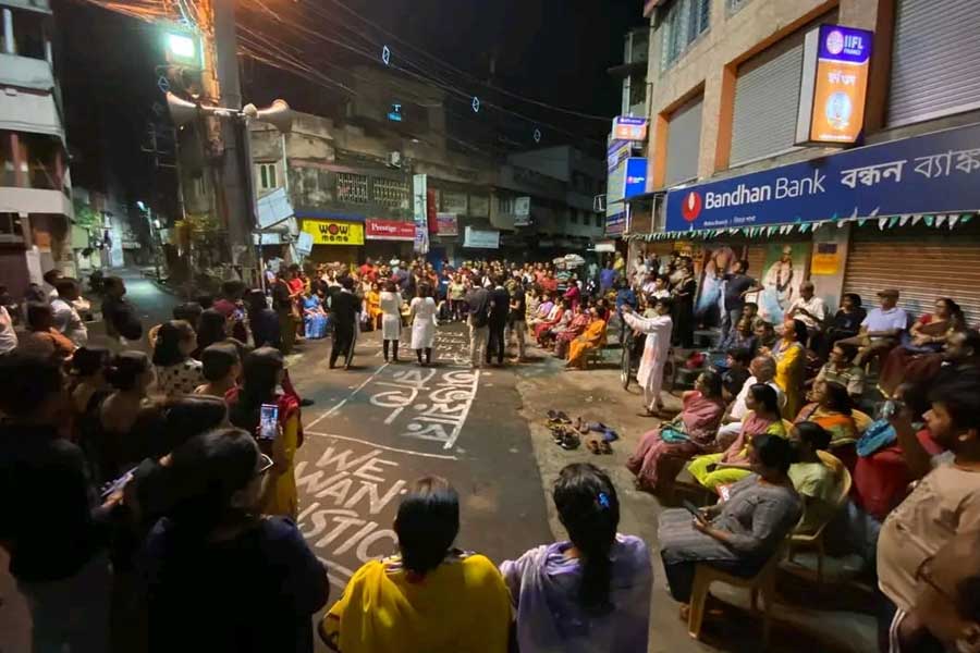 রিষড়া চার বাতির মোড়ে জমায়েত। 