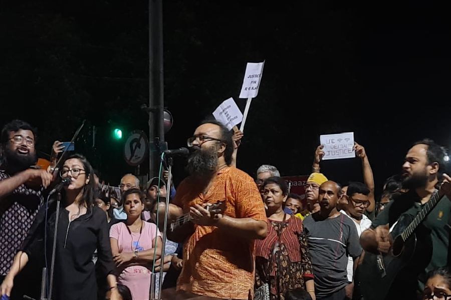 যাদবপুরে শিল্পী সাত্যকি বন্দ্যোপাধ্যায়।