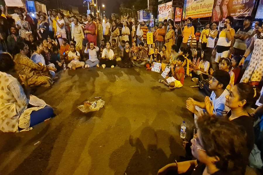 সিঁথির মোড়ে রাতে অবস্থান বিক্ষোভ।