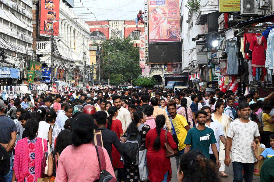 নিউমার্কেটে পুজোর কেনাকাটার ভিড়। 