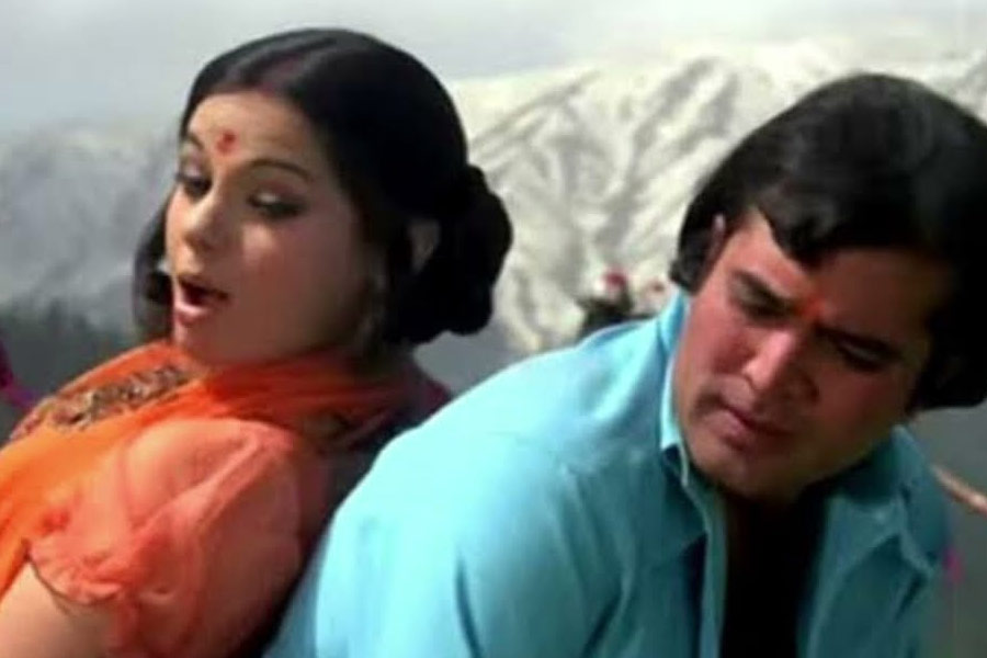 দূরে বরফে ঢাকা পাহাড়। মাঝে সবুজ পাহাড়টি যেন চাদর দিয়ে মোড়া। সেখানেই গানের ছন্দ মিলিয়ে নাচ করছেন বলি তারকা রাজেশ খন্না এবং মুমতাজ়। সত্তরের দশকে মুক্তি পাওয়া ‘জয় জয় শিবশঙ্কর’ গানে এই দৃশ্যই ধরা পড়ে। সঙ্গীত পরিচালকের উপর ‘প্রতিশোধ’ তুলতে এই গানের কলিই নাকি বদলে দিয়েছিলেন কিশোর কুমার।