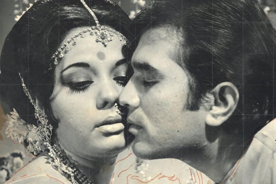 ১৯৭৪ সালে প্রেক্ষাগৃহে মুক্তি পায় ‘আপ কী কসম’। এই ছবির পরিচালনার দায়িত্বে ছিলেন জে ওমপ্রকাশ। রাজেশ খন্না এবং মুমতাজ়ের পাশাপাশি এই ছবিতে অভিনয় করতে দেখা যায় সঞ্জীব কুমারকেও।