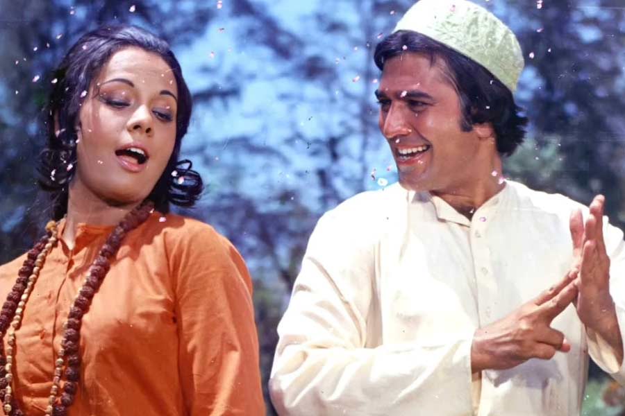 বলিপাড়ার গুঞ্জন, ‘জয় জয় শিবশঙ্কর’ গানটি তৈরি করতে প্রথমে খরচ হওয়ার কথা ছিল ২৫ হাজার টাকা। কিন্তু আরডি বর্মনের অতিরিক্ত লোকের প্রয়োজন পড়ায় সেই খরচ বেড়ে দাঁড়ায় ৫০ হাজার টাকায়।