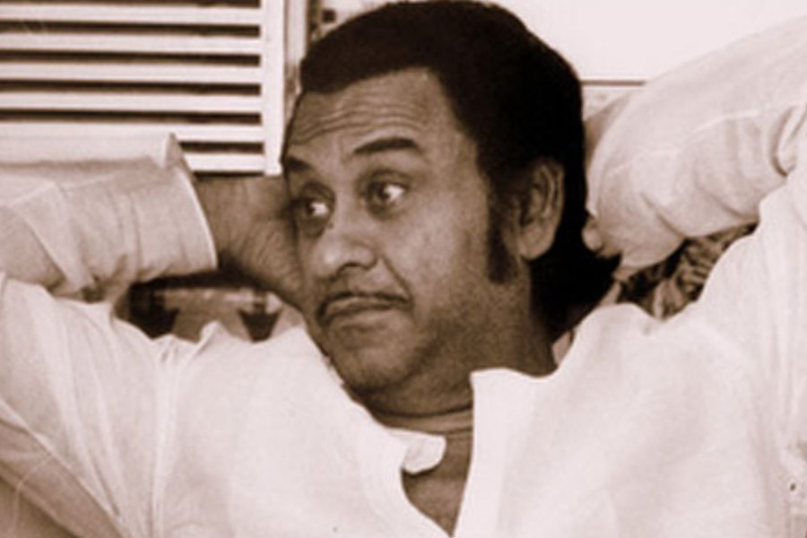 ওমপ্রকাশের কথা কিশোরের কানে পৌঁছে যায়। বার বার একই কথা শুনতে ভাল লাগছিল না গায়কেরও। তাই শোধ তুলতে গান রেকর্ড করার সময় কলিই বদলে দিয়েছিলেন তিনি।