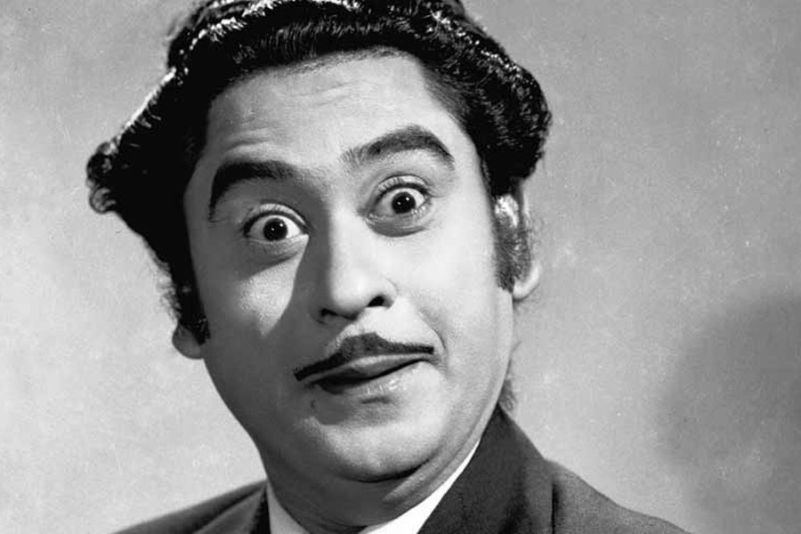 ‘জয় জয় শিবশঙ্কর’ গানটি গাওয়ার সময় নির্দেশানুযায়ী কিশোরকে এক সময় বলতে হত, ‘‘বাজাও রে বাজাও, ইমানদারি সে বাজাও।’’ গানের কলির অংশ ছিল এই কথাগুলি। হেসে হেসে সেই কথাগুলি বলেছিলেন কিশোর।