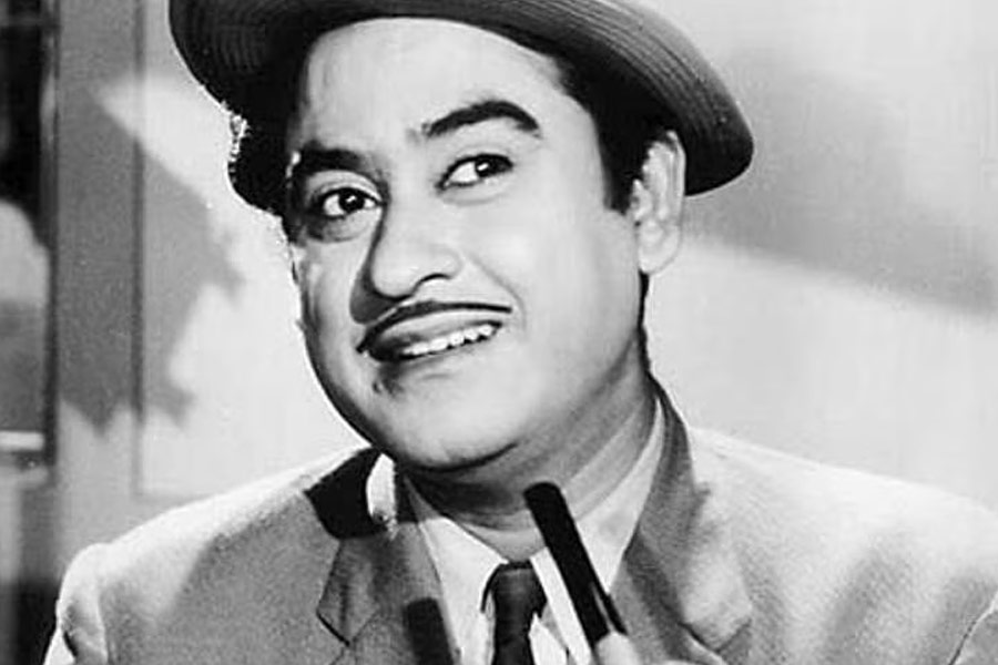 বলিপাড়ায় জনশ্রুতি, গান রেকর্ডের সময় মশকরা করে কিশোর বলেন, ‘‘৫০ হাজার খরচা কর দিয়ে।’’ সুর মিলিয়ে হেসে হেসেই সে কথা বলেছিলেন তিনি।