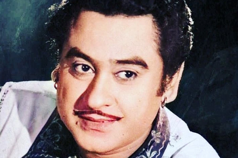 আসলে পরিচালকের সঙ্গে স্রেফ মশকরা করার জন্যই সুর করে কথাটি বলেছিলেন কিশোর। কিন্তু এমন কায়দা করে তিনি বলেছিলেন যে তা কারও কানে ধরা পড়েনি। এই ভ্রান্তি নিয়েই গানটি রেকর্ড করা হয়। এমনকি ছবিতে ব্যবহারও করা হয় সেই গানটি।