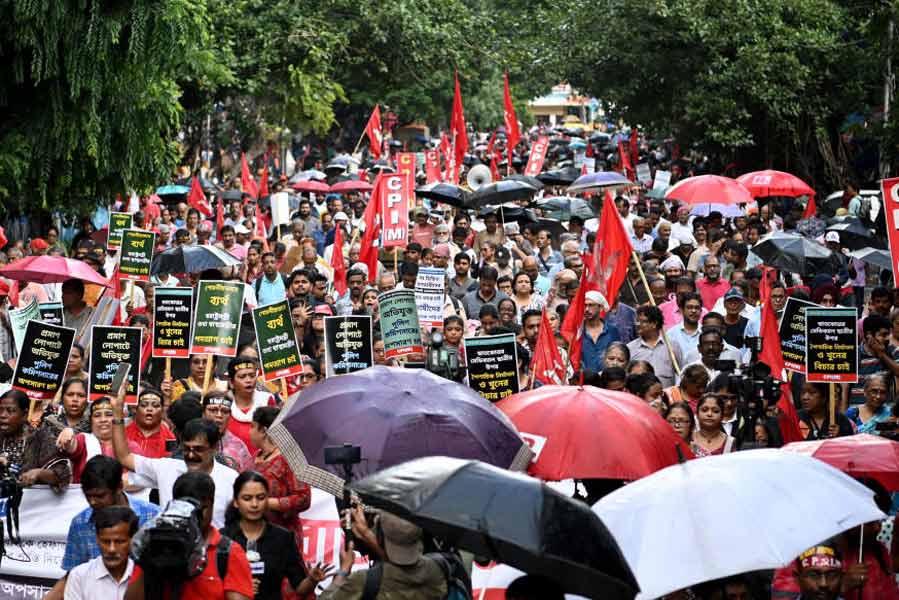 পুলিশ কমিশনারের অপসারণের দাবিতে বাম‌েদের ‘লালবাজার অভিযান’-এর মিছিল গণেশচন্দ্র অ্যাভিনিউয়ে।