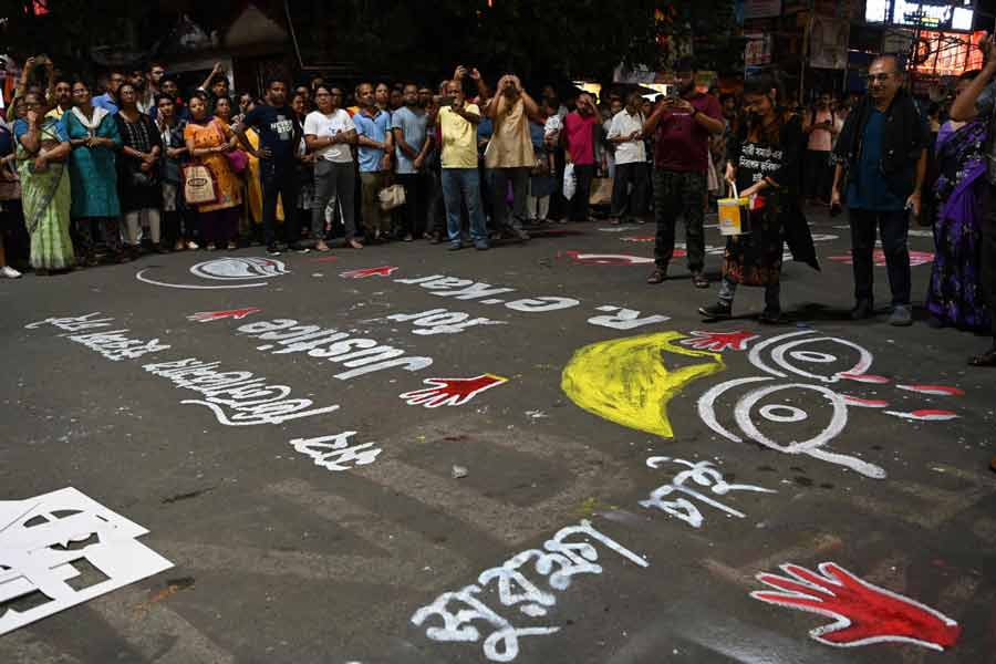 সরব: আর জি কর-কাণ্ডের এক মাস পূর্তিতে বিচারের দাবি রং-তুলিতে। রবিবার রাতে, গড়িয়া বাসস্ট্যান্ড থেকে যাদবপুর পর্যন্ত পথে এ ভাবেই প্রতিবাদ জানালেন মানুষ।