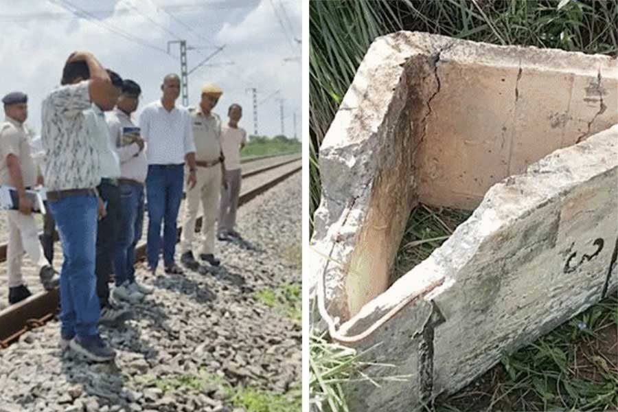 (বাঁ দিকে) ঘটনাস্থল পরিদর্শনে রেল আধিকারিকেরা এবং রেল লাইনের উপর সিমেন্টের চাঁই (ডান দিকে)।