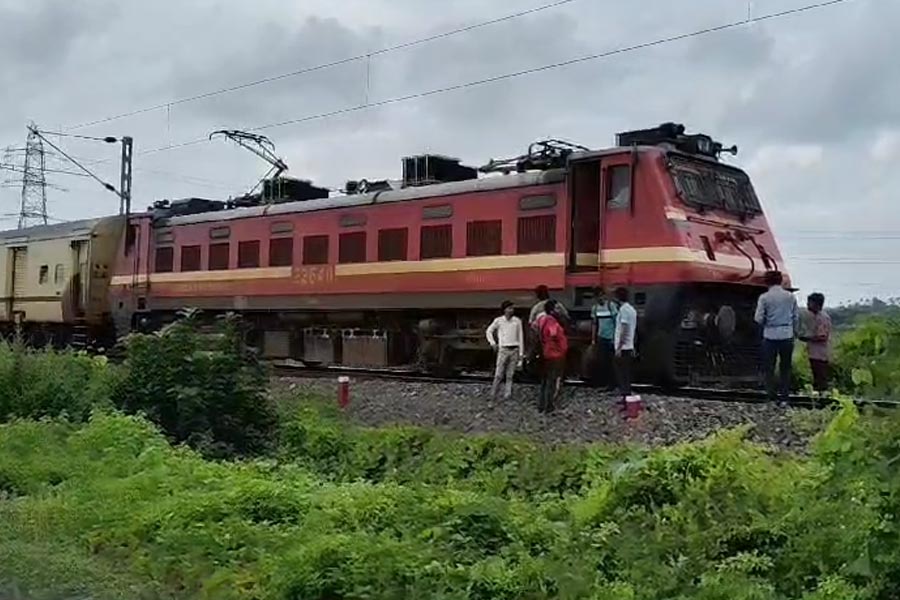 বীরভূমে দাঁড়িয়ে রয়েছে ট্রেন।