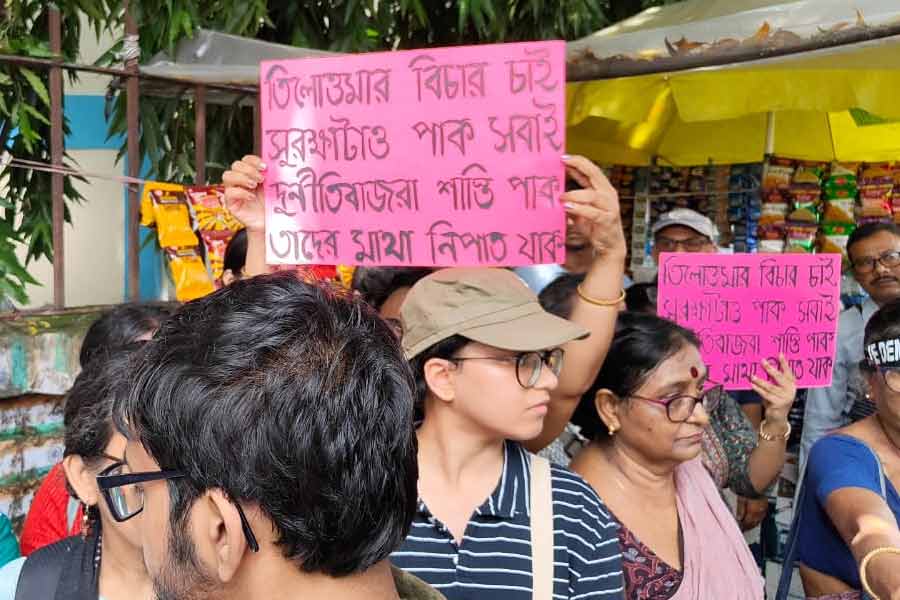 করুণাময়ীর সামনে জমায়েত।