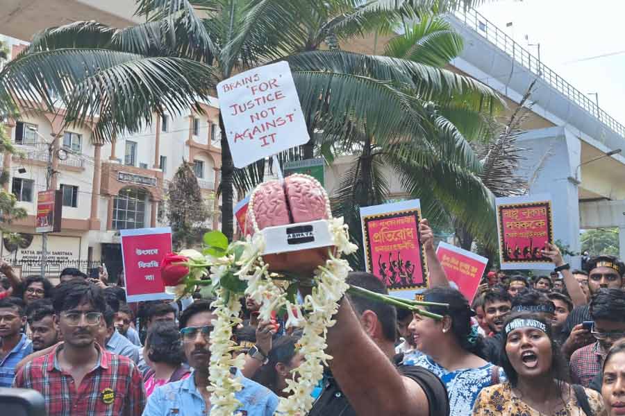প্রতীকী মস্তিষ্ক হাতে নিয়ে মিছিল জুনিয়র ডাক্তারদের।