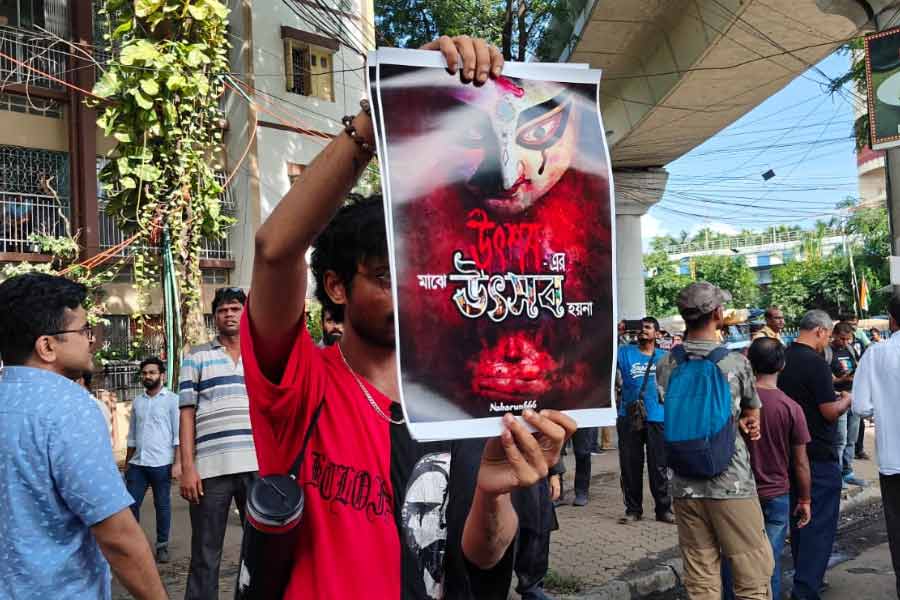 হাতে পোস্টার নিয়ে এক জুনিয়র ডাক্তার।