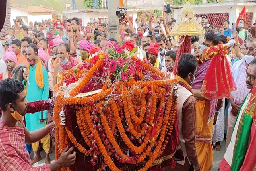 Court in baster at a temple holds Gods guilty and punishes them 
